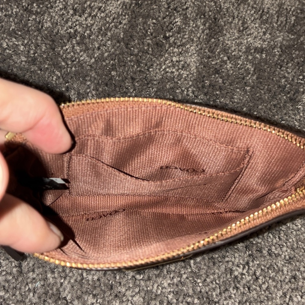 Coach CORNER ZIP WRISTLET IN CROSSGRAIN LEATHER - Picture 3 of 6